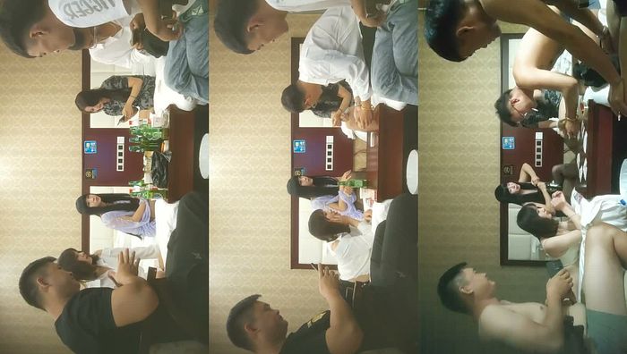 2022-8-11【换妻极品探花】3对夫妻交换淫乱，打牌脱衣，后面操穴前面插嘴，轮换着操绝对精彩