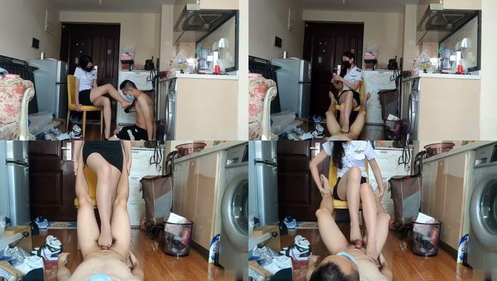 美腿空姐鱼女神丝足调教踩鸡鸡强制足交取其精华她淫荡地笑了，享受着作为女王的权力